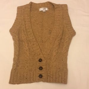 Sleeveless  vest with brown vintage buttons